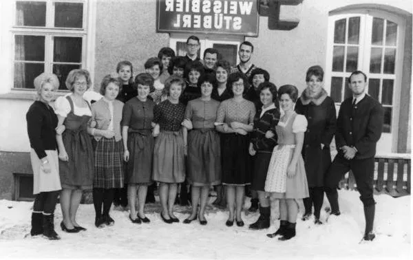 A group of people stands in front of a building in Salzburg